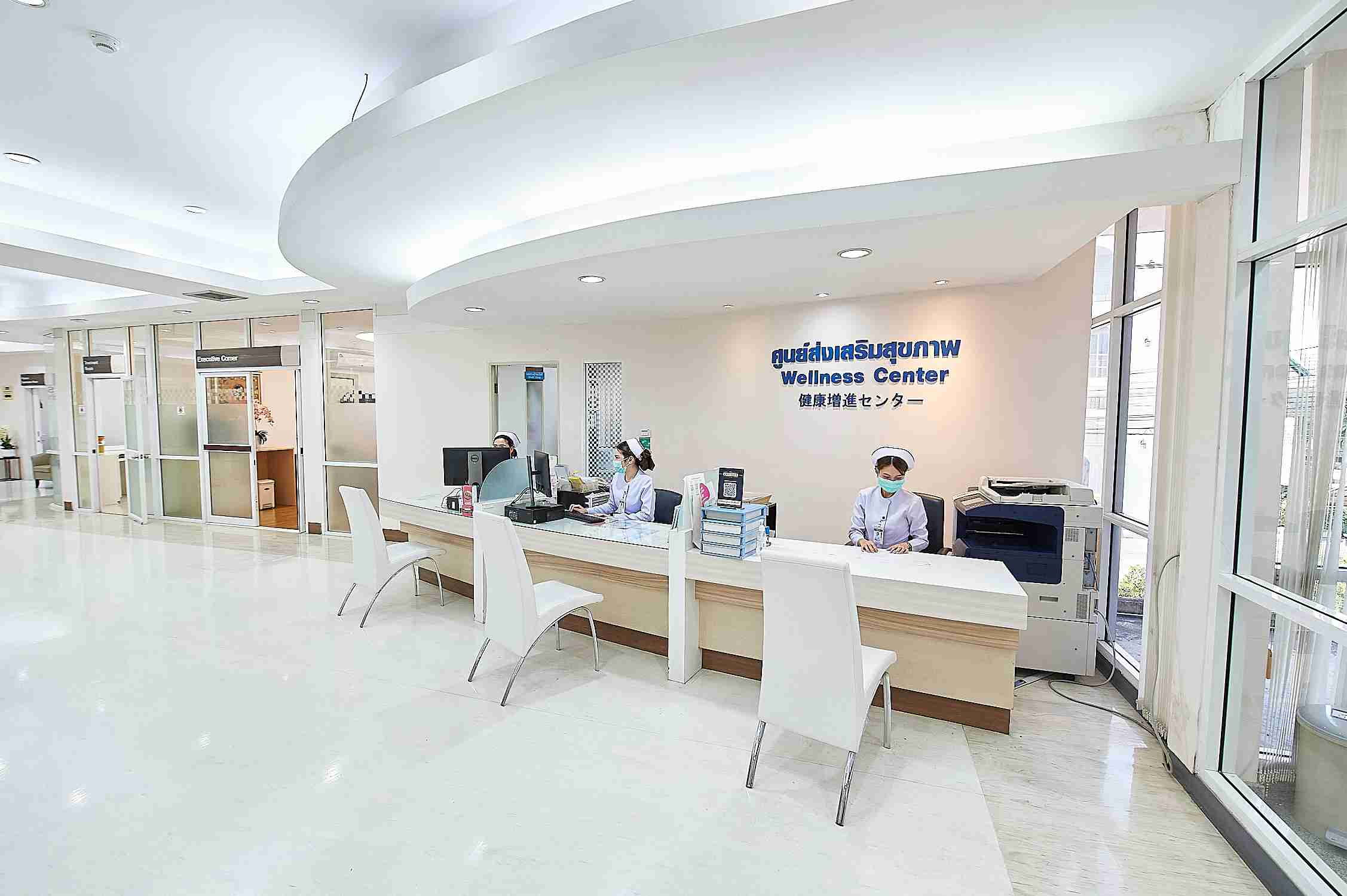 พยาบาลกำลังรอให้บริการที่ด้านหน้าของศูนย์ลดความอ้วน