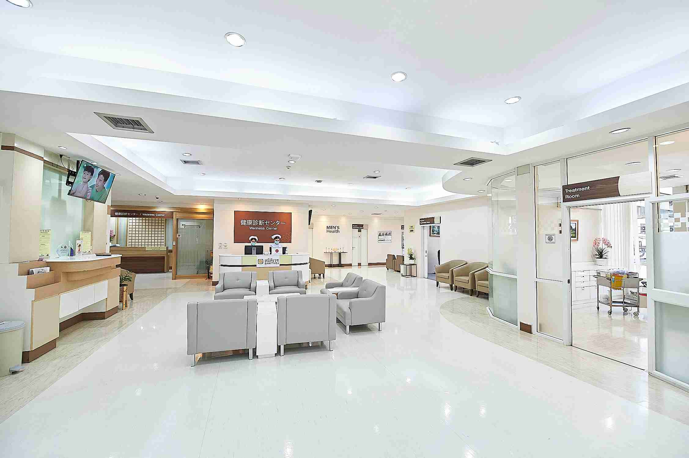 บริเวณด้านหน้าของศูนย์ลดความอ้วน โรงพยาบาลสมิติเวช ศรีราชา