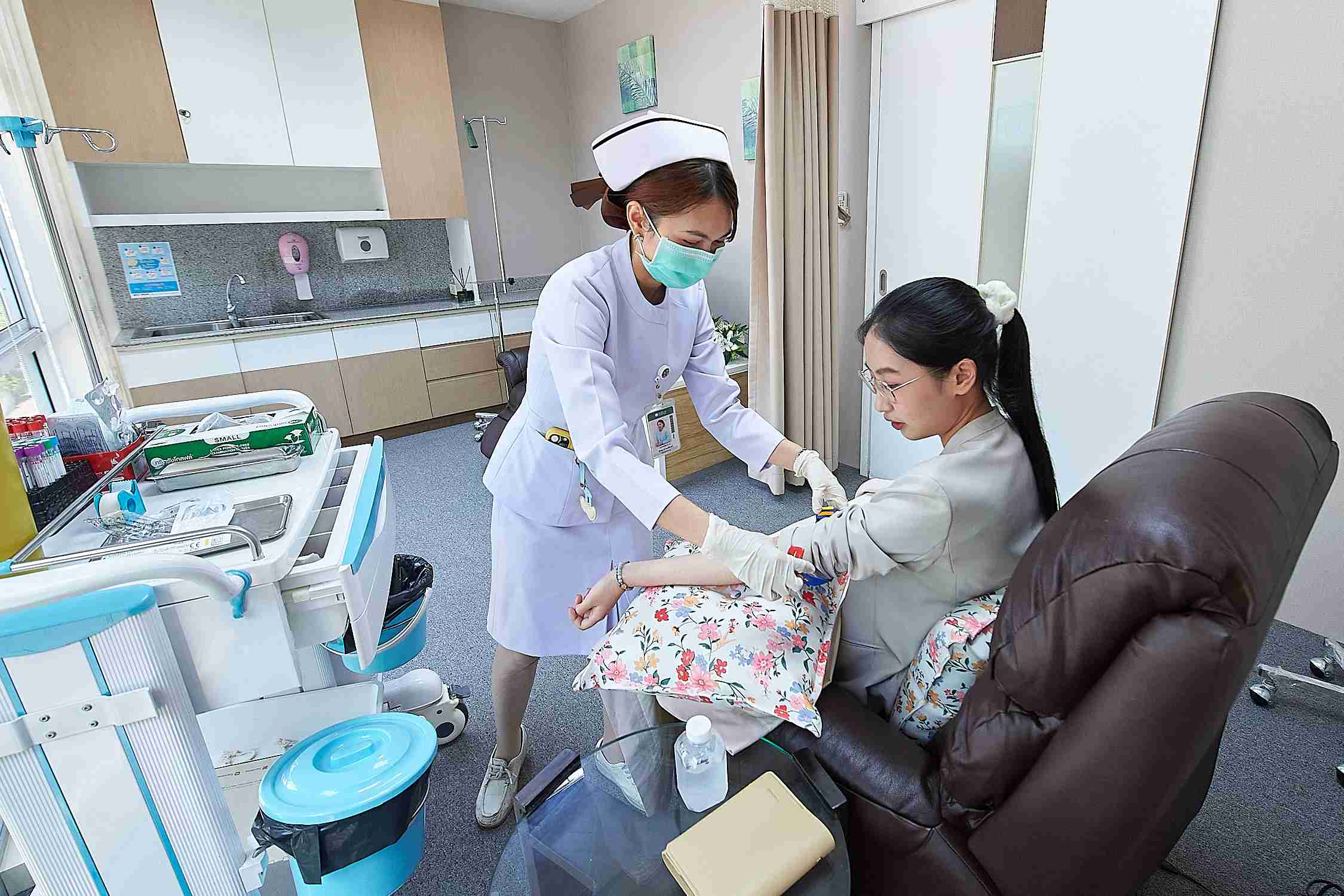 พยาบาลกำลังวัดความดันในห้องรับรองศูนย์ลดความอ้วน